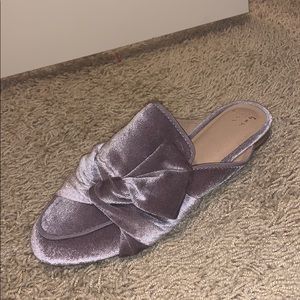 Miles size 6 1/2 light purple with a bow and felt